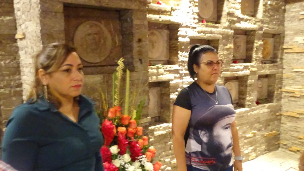 SuselyMorfaG's tweet photo. Ante el legado inmenso de Fidel y el Che, reafirmamos nuestra convicción y compromiso con su filosofía: la lucha incansable, el trabajo por el pueblo y el amor a la Patria. Su ejemplo sigue siendo la guía de #VillaClara y de toda #Cuba. ¡Fidel vive en nuestra Revolución! 🇨🇺 https://t.co/8apqqUAjGH
