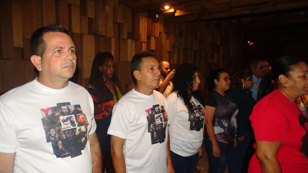 SuselyMorfaG's tweet photo. Ante el legado inmenso de Fidel y el Che, reafirmamos nuestra convicción y compromiso con su filosofía: la lucha incansable, el trabajo por el pueblo y el amor a la Patria. Su ejemplo sigue siendo la guía de #VillaClara y de toda #Cuba. ¡Fidel vive en nuestra Revolución! 🇨🇺 https://t.co/8apqqUAjGH