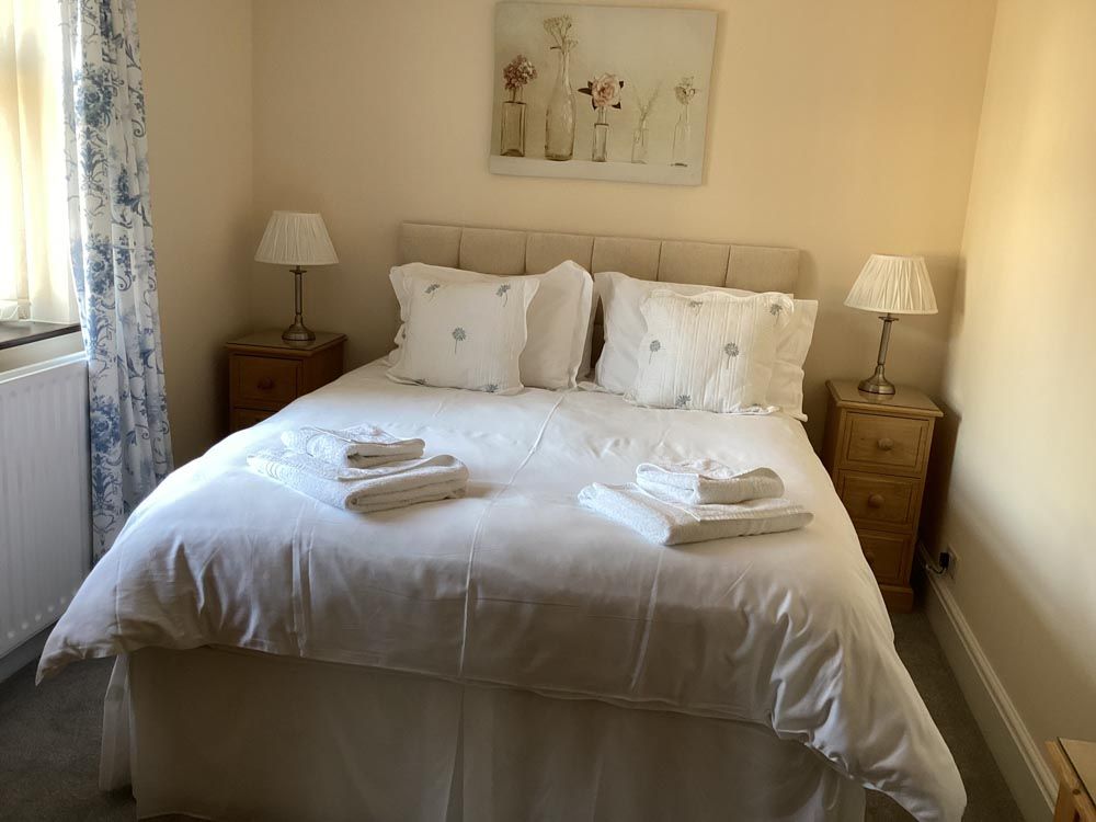TheHolidayCots's tweet photo. ๐ก The Haven ๐ก
Recently renovated, this spacious property is perfect for families or groups looking to enjoy a memorable getaway together.
๐๏ธSleeps 10
https://t.co/yIKQvjIDa9
#TheHaven #TwoDales #Matlock #LuxuryCottage #GroupGetaway #FamilyFriendlyStay #UKHolidays #Derbyshire https://t.co/pNlpDCBv5N