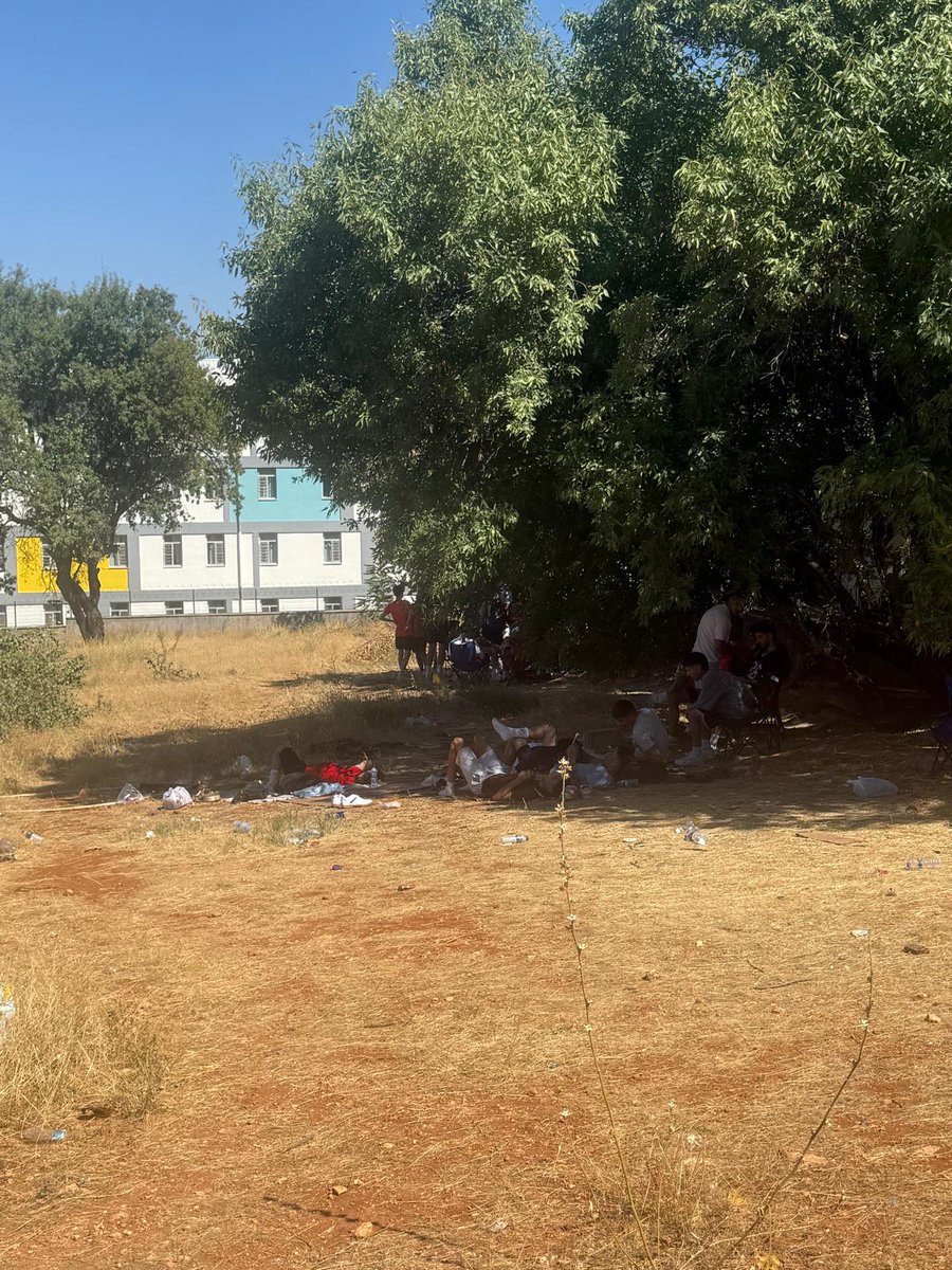 muratgures27's tweet photo. Gaziantep Üniversitesi Spor Bilimleri Fakültesi'ne giriş için sınav yapılıyor. Gaziantep ve çevre illerden bir sürü genç aday gelmiş. Ama doğru dürüst bir organizasyon olmadığı söyleniyor. Öğrenciler KYK yurdu kapatıldığı için su ve WC ihtiyaçları için 'camiye' yönlendiriliyormuş...
Bu sıcakta böyle sınav yapacağınıza, hiç yapmayın...