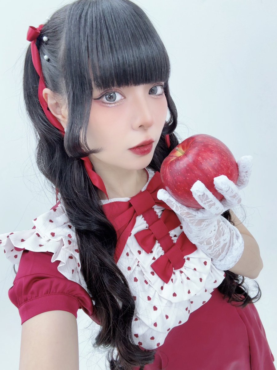 9/1は藤城リエの誕生日ってことで
9/6のライブでは生誕グッズを販売♡

誕生日＝ケーキ＝白と赤！がテーマ。
こちらはリンゴver.でございます🍎
(こちらはってことは…？)

▼チケット販売中なので、ぜひ来てね！
t.livepocket.jp/e/fujishiro-re…