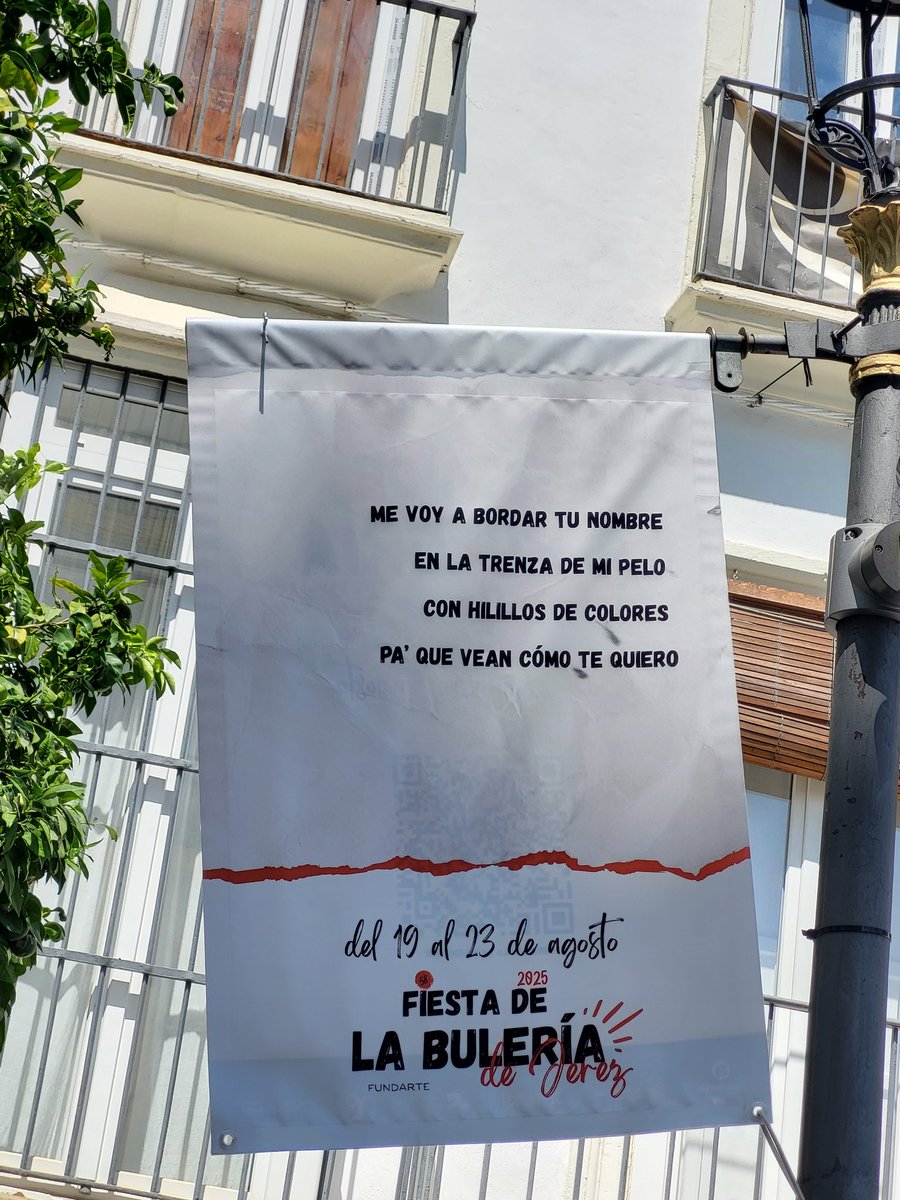 La bulería se baila, se toca, se disfruta pero pocas veces se escucha su letra.

Si paseas por la Calle Larga de Jerez puedes leer algunas de esas coplas que tantos "fin de fiesta" inspiran.

#jerez #buleria #flamenco #fiestadelabuleria