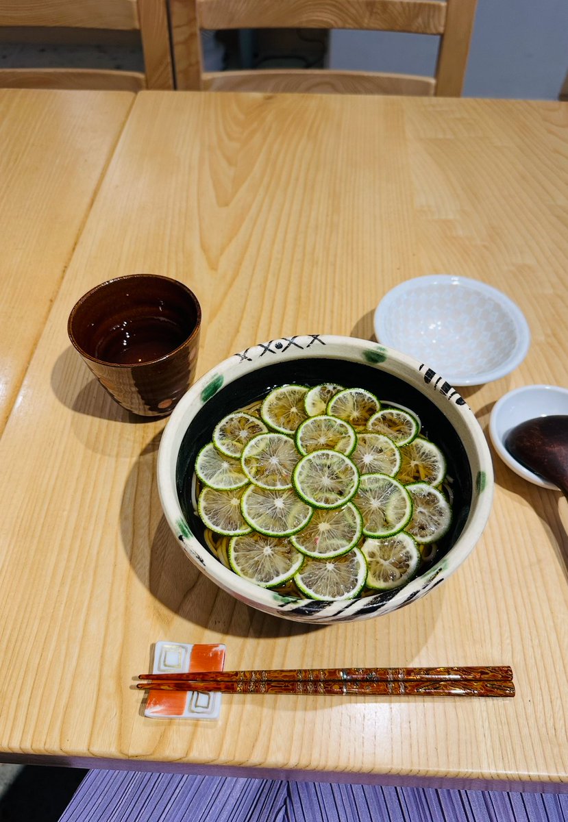 YukariSakamoto's tweet image. Refreshing bowl of chilled #soba noodles topped with a tart citrus called hebesu. Details on this cool #Ginza shop. The main store is 100 years old.

foodsaketokyo.com/2025/08/13/kom…

#foodsaketokyo #japantrip #japanfood