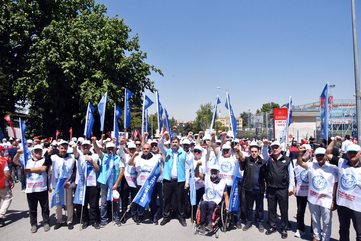 metinayhan's tweet photo. Milyonlarca memur, emekli ve engelliyi ilgilendiren 8. Dönem Toplu Sözleşme'de, Kamu İşveren Heyeti'nin adil olmayan teklifine karşı Çalışma Bakanlığı önündeydik.

Gelirde adalet ve ücrette denge istiyoruz! 

#YetersizTeklifeHayır https://t.co/qshy8xj5QF
