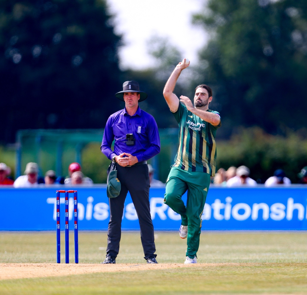 TrentBridge's tweet photo. The #HitmanHutton returns to the attack!

Foxes 215/4 from 35 overs. 

#Outlaws | 📺 https://t.co/i34cS2nRgc https://t.co/6fyUvXLeN4