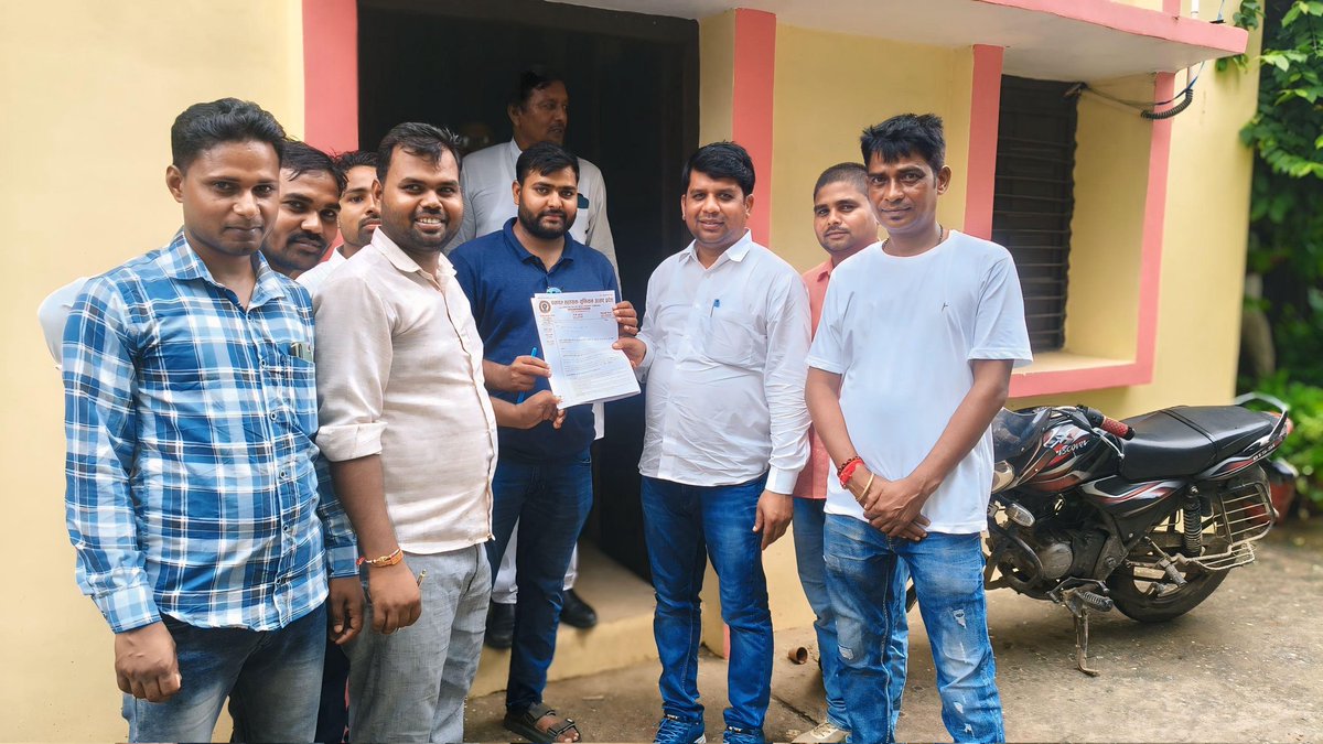 psunionup's tweet image. #PSU36

आज विकासखंड लम्भुआ जनपद सुलतानपुर के पंचायत सहायकों द्वारा ADO (P) को क्रॉप सर्वे से सम्बंधित मांगो विषयक ज्ञापन दिया गया, यदि हमारी मांगो को पूरा नहीं किया जायेगा तो हम फसल सर्वेक्षण का पूरी तरह से #बहिष्कार करेंगे

आज के ज्ञापन में  ब्लॉक अध्यक्ष पवन कुमार सरोज जी,…