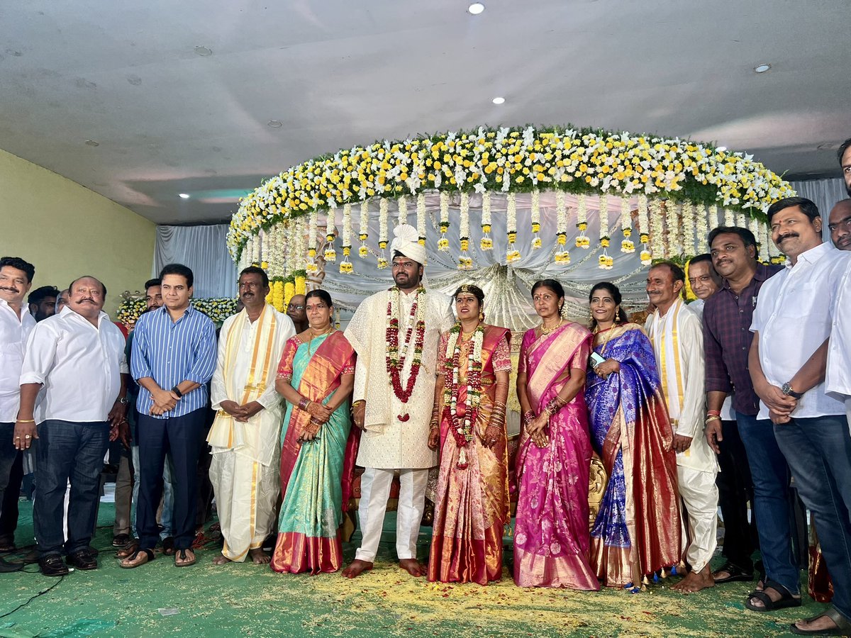 కరీంనగర్ పట్టణంలో ఈరోజు జరిగిన పలు వివాహా వేడుకల్లో బిఆర్ఎస్ పార్టీ వర్కింగ్ ప్రెసిడెంట్ <a href="/KTRBRS/">KTR</a> గారితో కలసి నూతన వధూవరులను ఆశీర్వదించడం జరిగింది !!