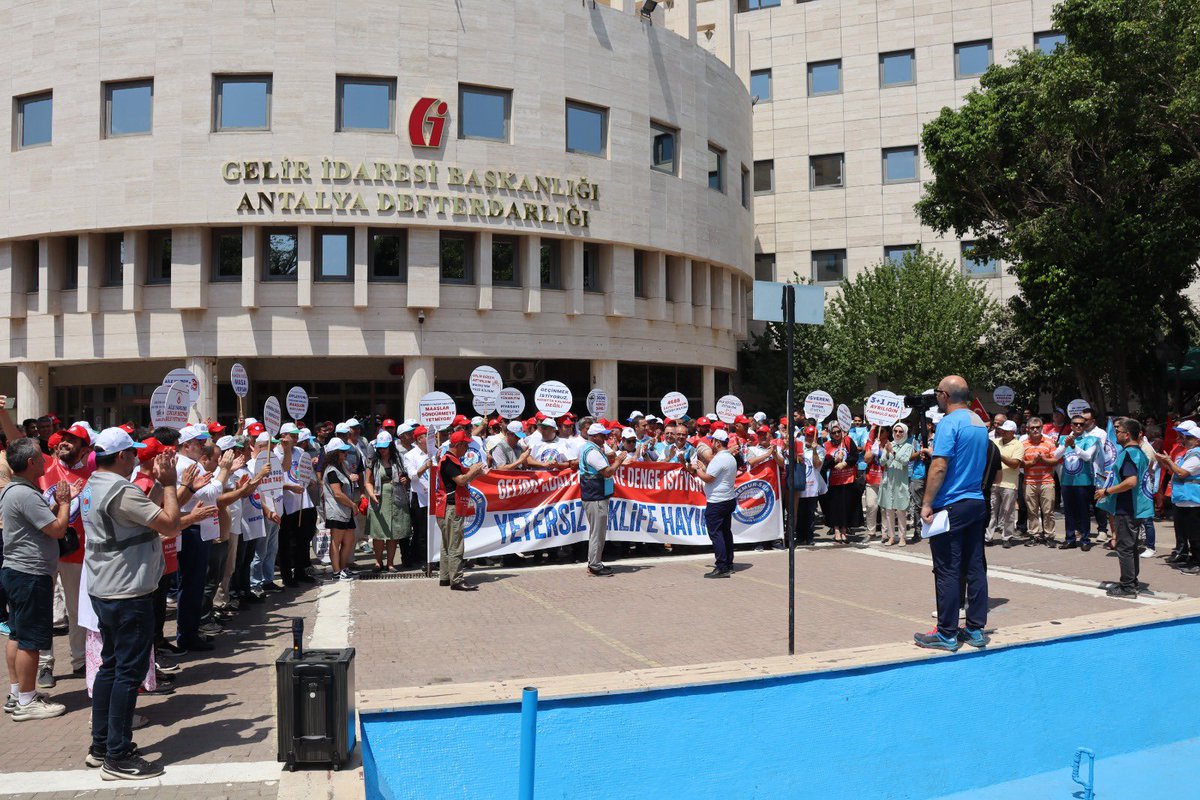 📍Antalya Defterdarlığı 

Memur Sen Antalya temsilciği olarak meydanlardayız. 
Yetersiz teklife hayır! Gelirde  adalet. Ücrette denge istiyoruz.
Bizim teklifimiz net, mücadelede ise kararlıyız. 
#YetersizTeklifeHayır