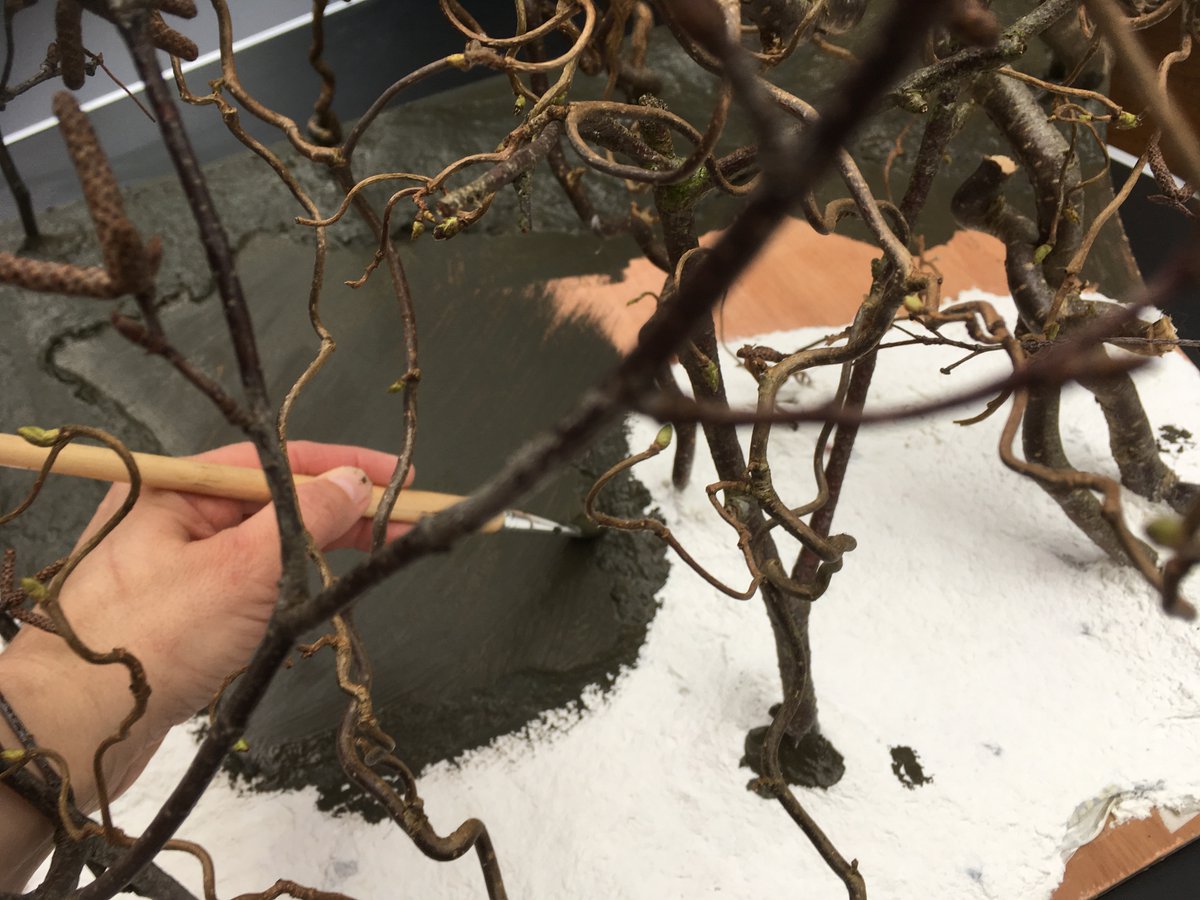 Have you any idea what my trusty brillo pad and my paintbrush have in common?

Or my scissors and a pencil?

Yes, I work them all with my left hand!

Happy Left Handers Day!

#CrookedHen #SomewhereSmall #LeftHandersDay