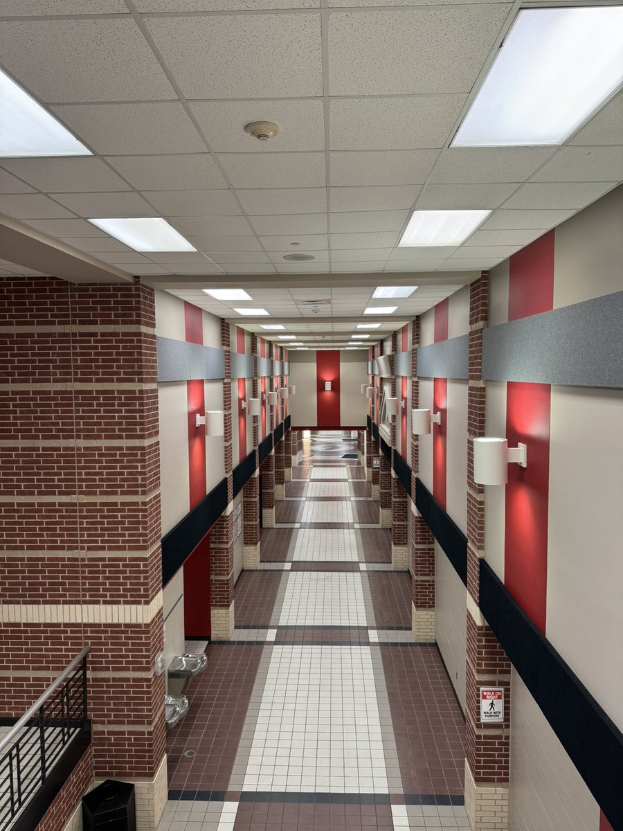 ryan_saam_AP's tweet photo. My absolute favorite day of the year. Excited to welcome 600 6th graders through our doors!! #KatyISDFirstDay https://t.co/0Y62Q4FLa2