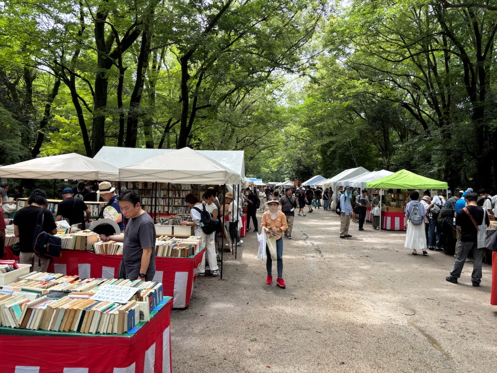 koshoken's tweet image. 第38回下鴨納涼古本まつり3日目も無事に終了しました。
１度スコールのような雨が降りましたが、それも下鴨らしくて素敵でした。明日もたっぷり補充してお待ちしております。気温が上るようです、熱中症対策をお忘れなく。下鴨の夏はまだまだこれからが本番です。
