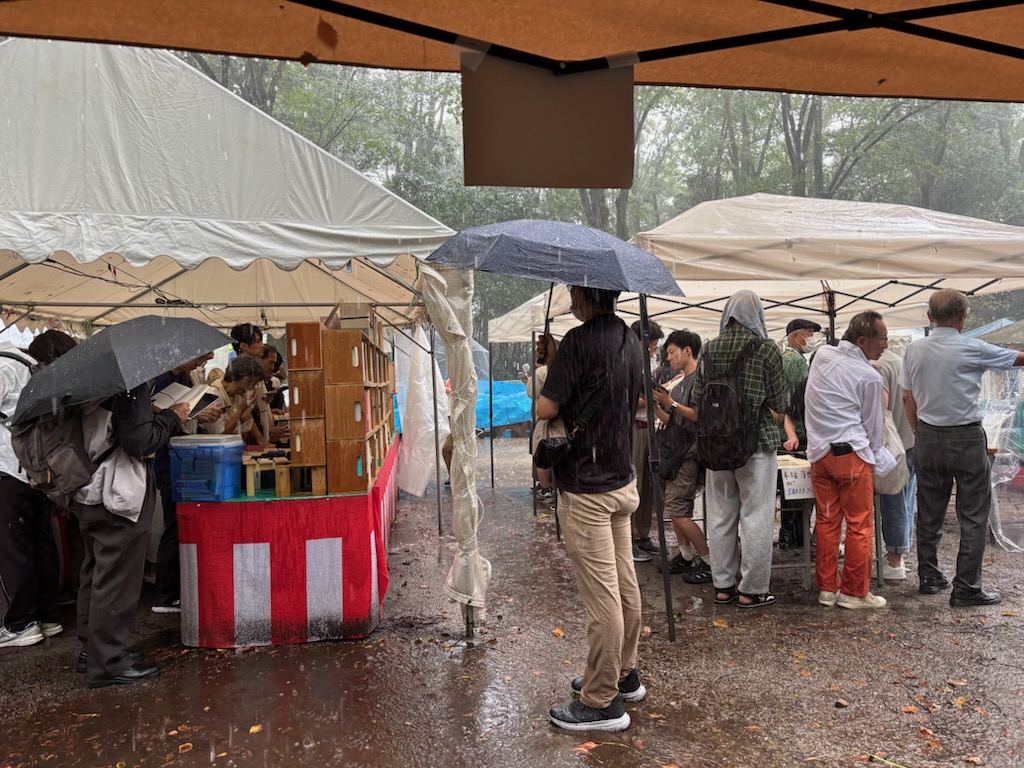 koshoken's tweet image. 第38回下鴨納涼古本まつり3日目も無事に終了しました。
１度スコールのような雨が降りましたが、それも下鴨らしくて素敵でした。明日もたっぷり補充してお待ちしております。気温が上るようです、熱中症対策をお忘れなく。下鴨の夏はまだまだこれからが本番です。