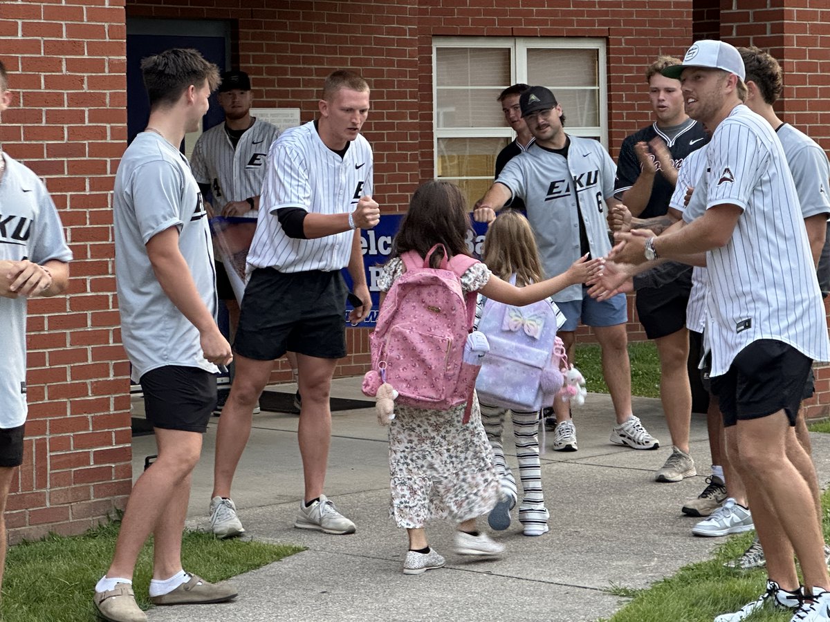 Up early this morning welcoming back students at Silver Creek Elementary on their first day of school!
#GoBigE