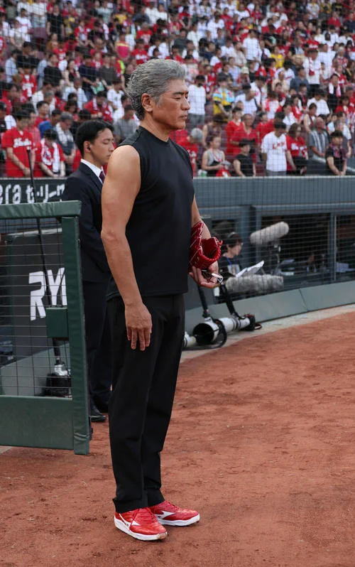 吉川晃司、103キロの始球式