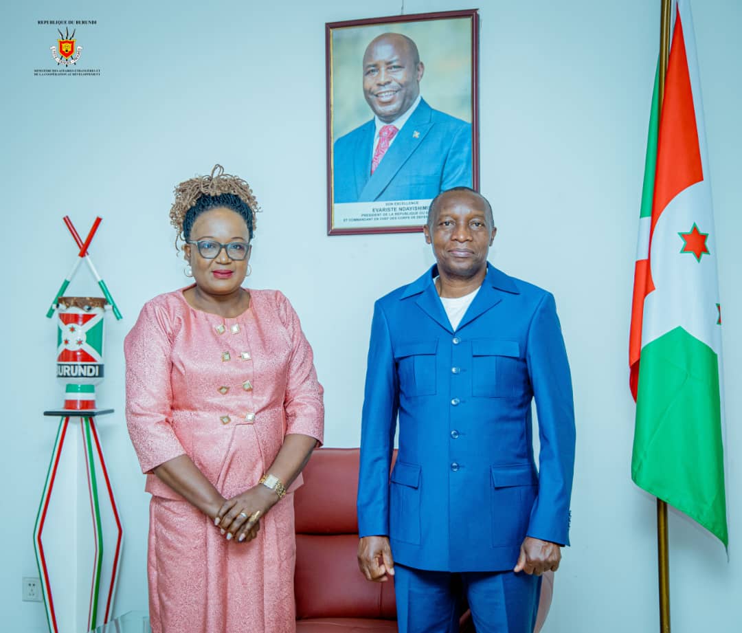 Ce mercredi 13 août 2025, Son Excellence l'Ambassadeur Edouard BIZIMANA, Ministre des Affaires Étrangères, de l’Intégration Régionale et de la Coopération au Développement a reçu en audience, ce matin, Madame Odette NISABWA, Consule Honoraire de la République du Burundi en