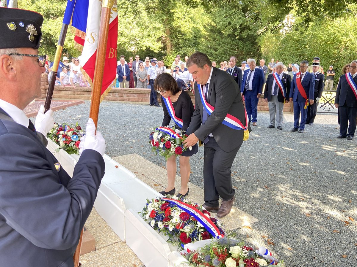 Pendant que certains allument leur cigarette sur la Tombe du Soldat inconnu 🇫🇷 nous commémorons la libération de la Normandie par les héros de la 2ièmeDB  et nos alliés avec <a href="/OlivierBitz/">Olivier Bitz</a> <a href="/DeniaudBertrand/">bertrand deniaud</a> <a href="/Prefet61/">Préfet de l'Orne 🇫🇷</a>