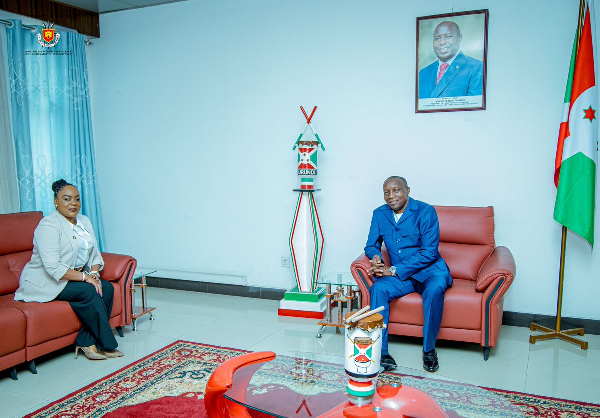 MAEBurundi's tweet photo. Le 13 août 2025, Son Excellence l’Ambassadeur Edouard BIZIMANA, Ministre des Affaires Étrangères, de l’Intégration Régionale et de la Coopération au Développement, a accordé une audience à la Directrice de Rise and Shine House Dr. Nisabwe Florence, dans le cadre d’une visite de courtoisie.
Les échanges ont porté sur la contribution de Rise and Shine House au nation branding et à la diplomatie économique, notamment à travers l’organisation de conférences internationales dédiées au Burundi et la création d’opportunités de réseautage entre entrepreneurs locaux et internationaux.