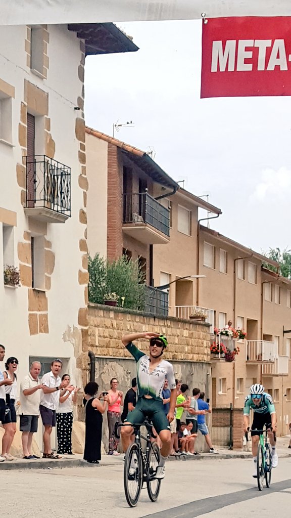 Recuperada foto🤗. Así ha ganado en Ayegui <a href="/danicepa_/">Dani Cepa</a>  <a href="/FilialCajaRural/">Caja Rural-Alea</a> . #Ayegui