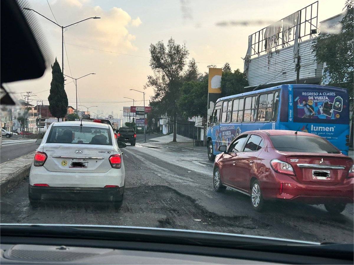 Joaxos's tweet photo. @TlalpanAl @SOBSECDMX @Reforma @LuisCardenasMx Urge reparar baches en Av. Picacho-Ajusco, dirección Periférico, entre Acancéh y Chemax, Tlalpan. Toda la avenida necesita atención antes del regreso a clases. #Bachetón #Tlalpan #CDMX https://t.co/NpAdvAk7Le
