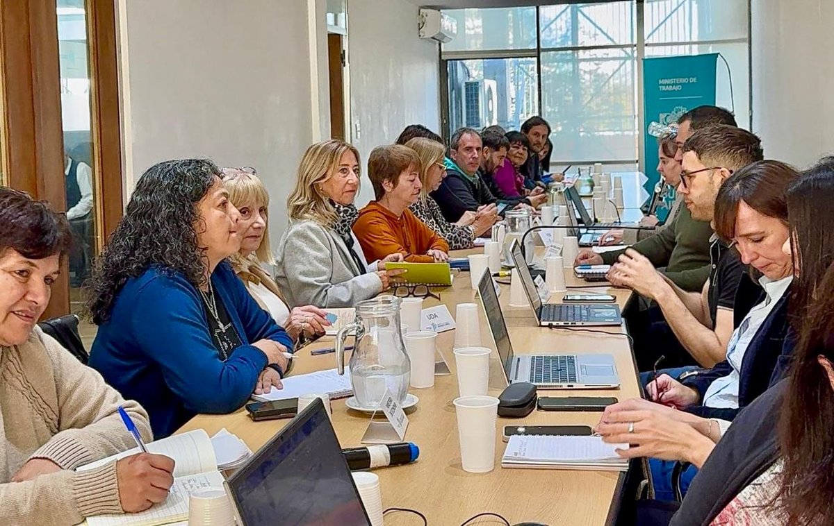 Provincia ofreció 5% de aumentos a docentes y estatales, que ya acordaron: cómo quedan los salarios sprotagonistas.com.ar/provincia-ofre… a través de @Semanario Protagonistas