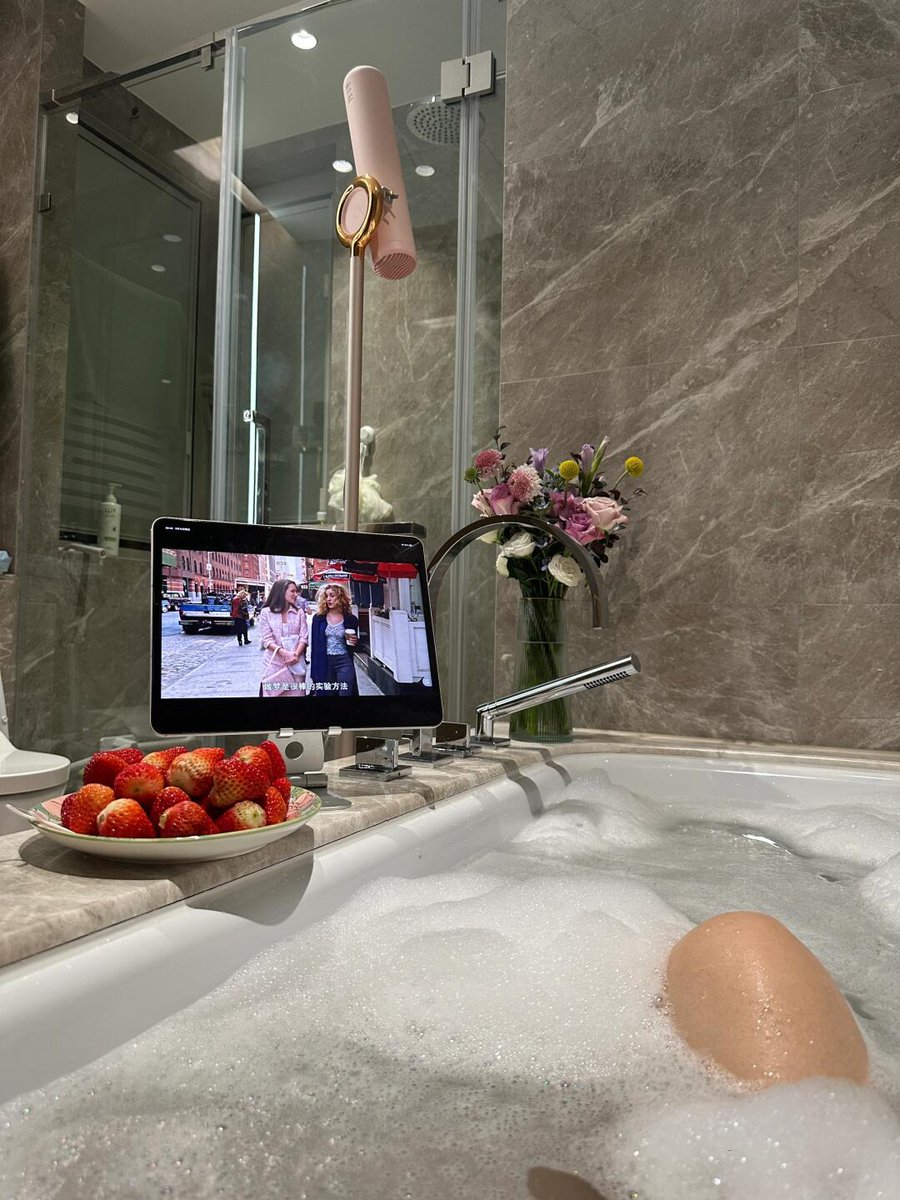 EllaKingff's tweet image. My perfect “me time” – soaking in a bubble bath, munching on fresh strawberries, and binge - watching my favorite shows. Total relaxation mode! #SelfCareSunday #BathTimeBliss #MeTimeMagic
