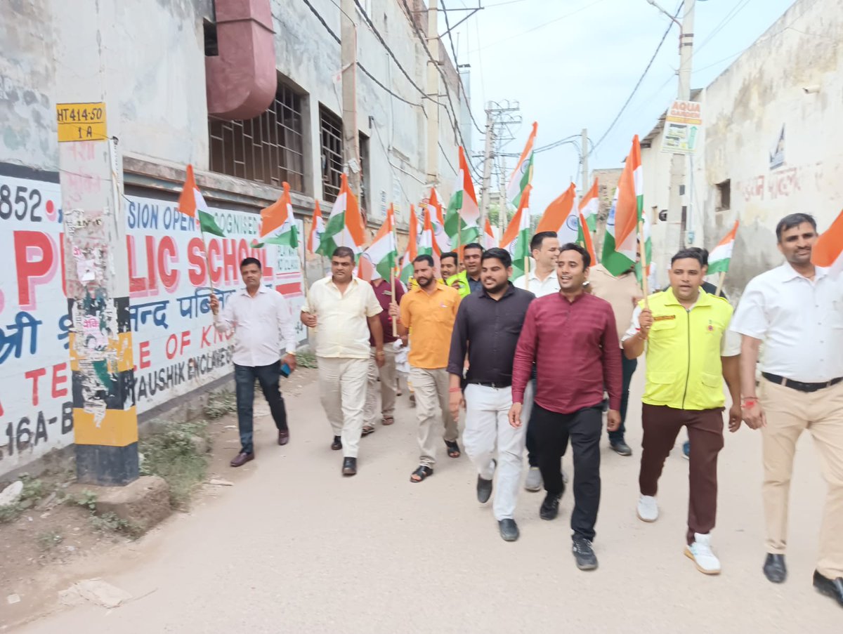 DMCentralDelhi's tweet photo. Tiranga Rally #HarGharTiranga2025 organised in Burari - Timarpur with active participation of general public and SDM Civil Lines #IndependenceDay2025 https://t.co/ZcU5G91UZY
