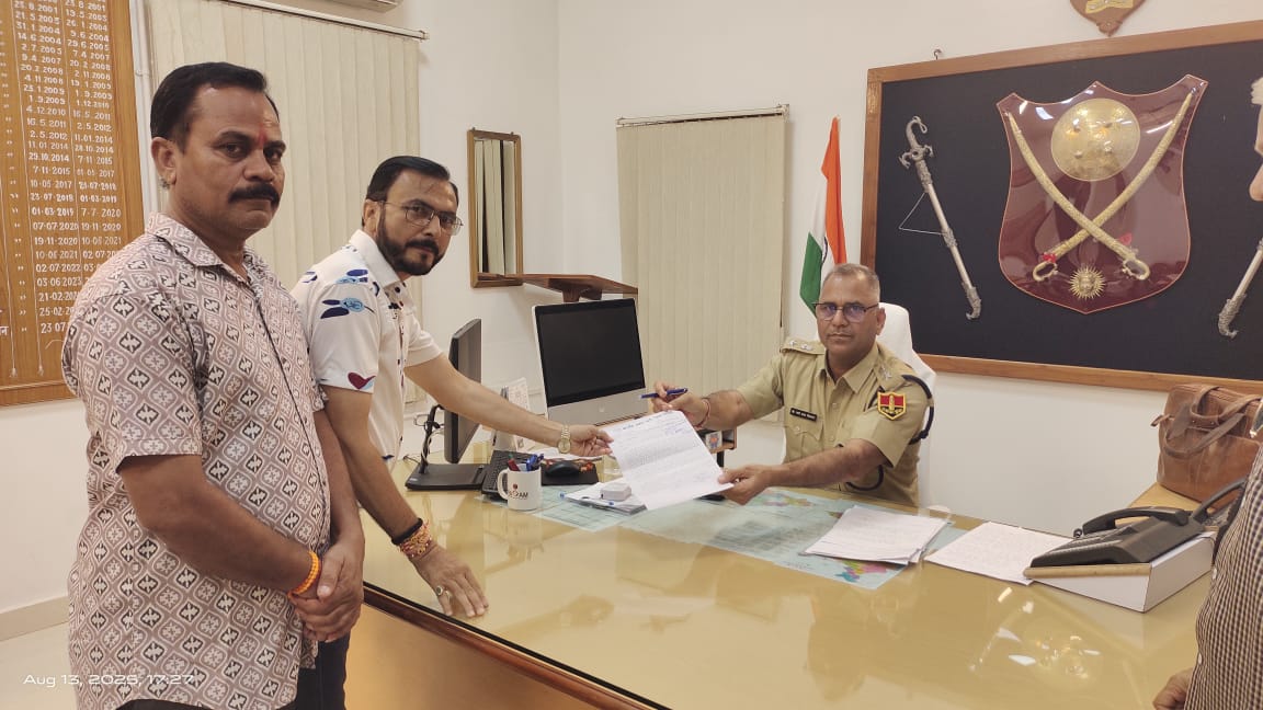 Sirohikiaawaz's tweet photo. #Sirohi पुलिस चौकियां खोलने की मांग,
सिरोही भाजपा जिला मीडिया प्रभारी रोहित खत्री ने सिरोही पुलिस अधीक्षक डॉ. प्यारेलाल शिवरान को ज्ञापन देकर पिण्डवाड़ा के जनापुर चौराहा और नया सानवाडा में पुलिस चौकी खोलने, रात्रि गश्त बढ़ाने और बंद पड़े सीसीटीवी कैमरे चालू करवाने की मांग की,
रोहित खत्री ने बताया कि क्षेत्र में लगातार लूटपाट, मारपीट और चोरी की घटनाएं बढ़ रही हैं, जिससे आमजनता और फैक्ट्री मजदूर दहशत में है, उन्होंने बस संचालकों को पाबंद करने की भी मांग की कि सवारियों को केवल बस स्टैंड पर ही उतारा जाए, मामले को गंभीरता से लेते हुए एसपी ने भी पिण्डवाड़ा सीईओ को गश्त बढ़ाने, बसों के संचालन पर निगरानी रखने और सभी सीसीटीवी कैमरे दुरुस्त करने के निर्देश दिए, इस दौरान वरिष्ठ भाजपा नेता जब्बर सिंह चौहान भी मौजूद रहे 
@BJPLive @narendramodi