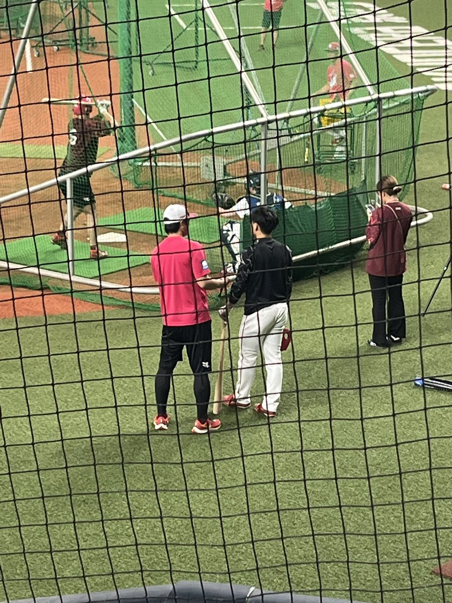 pinokorosuke's tweet photo. 下園くんのコーチ姿を見に京セラへ⚾️
ピンクだった…
元気そうでなにより

#下園辰哉 https://t.co/orha9YlmND