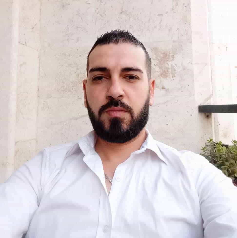 #طـرطوس – #الحـمرات
فـ.قد الاتّصال مع الدكتور حازم محمد أكثم غانم (33 عامًا) من منطقة الحـ.مرات – طـ.رطوس، ظهر يوم السبت 9/8/2025، حيث خرج من منزله ولم يعُد حتى الآن.
حتى هذه اللحظة، لا يوجد أي خبر مؤكّد عنه.
نرجو ممن يملك أي معلومة مراسلتنا على بريد الصفحة أو ترك تعليق على