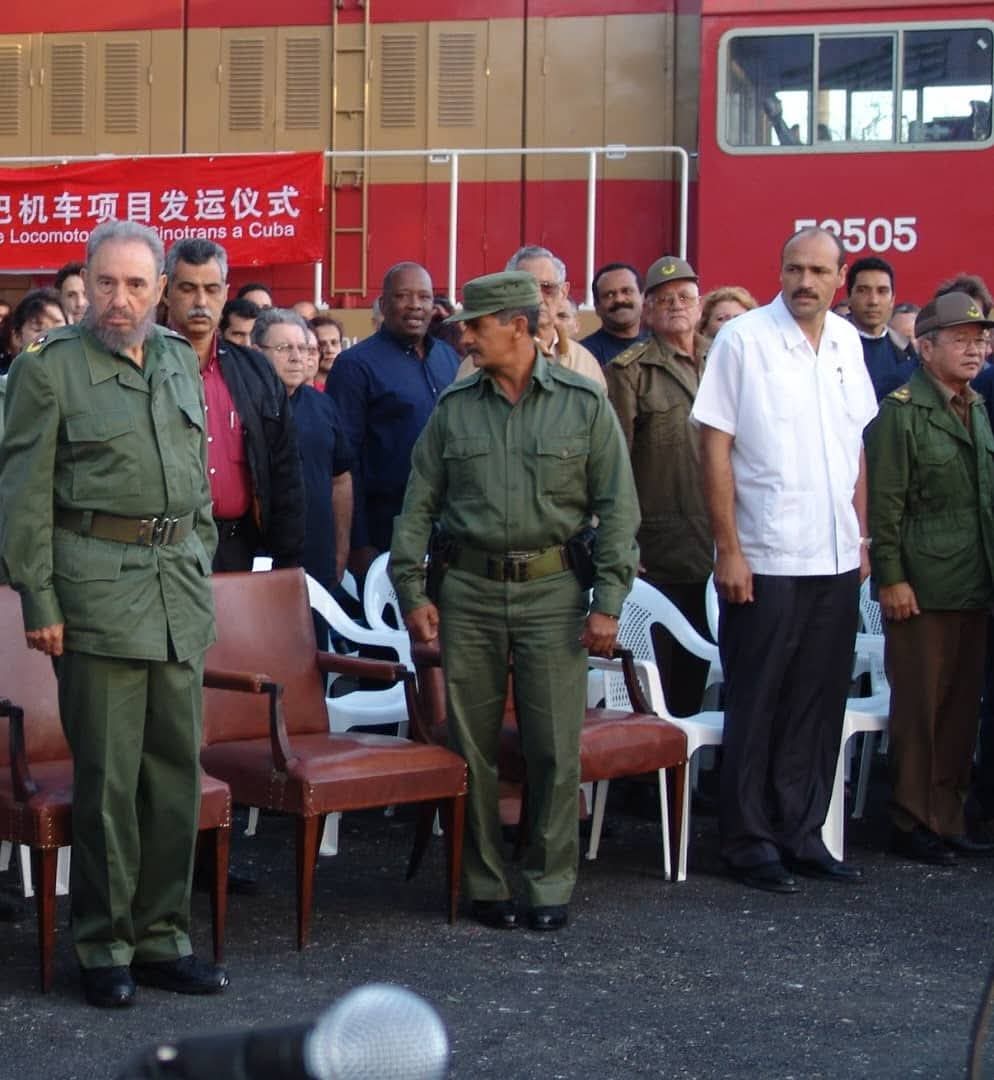 Hay cosas que tengo claro debo hacer cotidianamente o ante situaciones excepcionales, y no es difícil descubrir en ello la huella de #Fidel. Esa sí está cerca de mí, hoy, en su centenario por venir y siempre. 

#100AñosConFidel