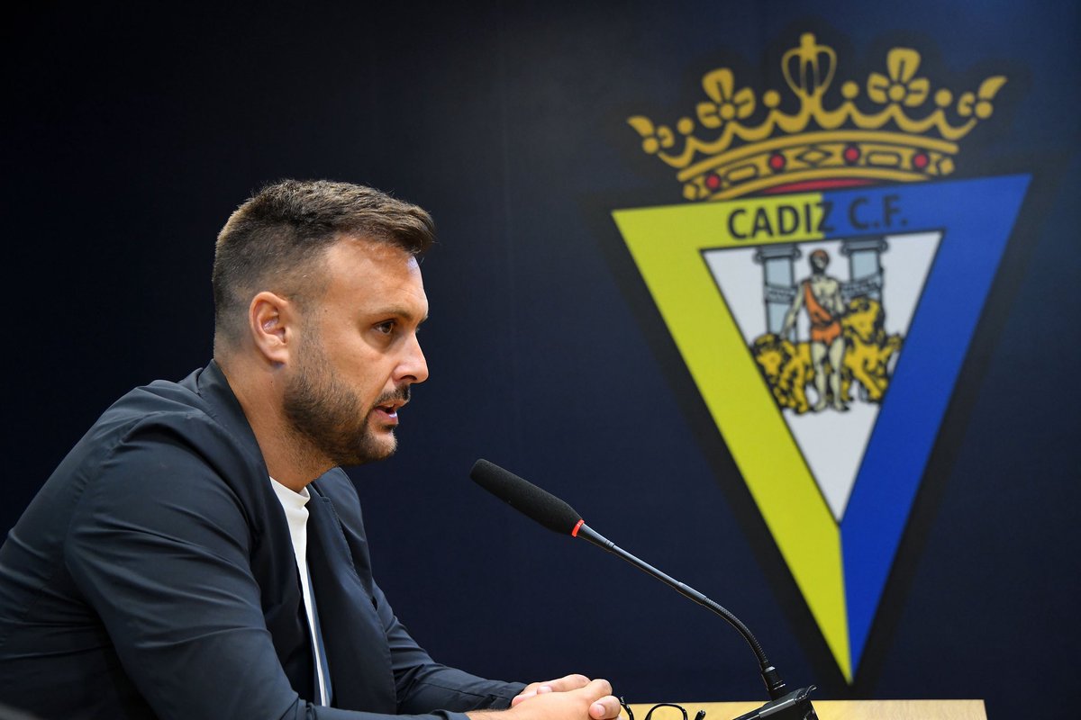 🔴🗣️Estos son los fichajes que realizará el Cádiz CF según ha comentado Juan Cala en RDP:

• Extremo derecho que actúe como fondo de armario.
• Defensor central.
• Delantero centro.

Bajo la hoja de ruta de que no haya más salidas (no entran aquí los casos de Rubén Sobrino,