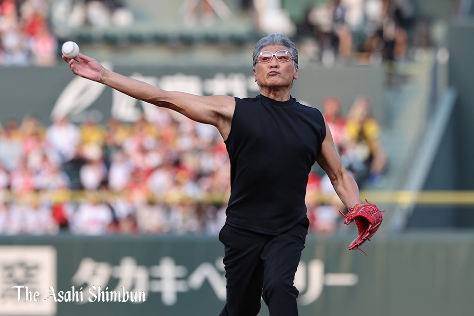 吉川晃司、103キロの始球式