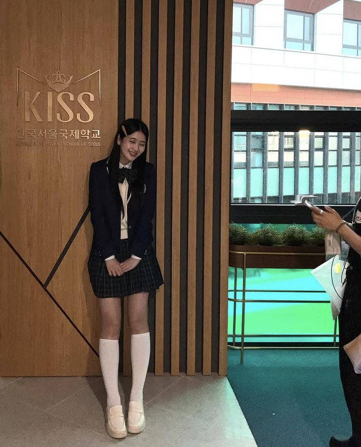 – youngseo debuted and only ever speaks kindly about our girls, sharing sweet memories from their trainee days 
– ryu hanbi’s mom still follows MHJ, and hanbi even starred in XO Kitty with a OMG cover!

fame belongs to those who earn it without jealousy of their old friends!