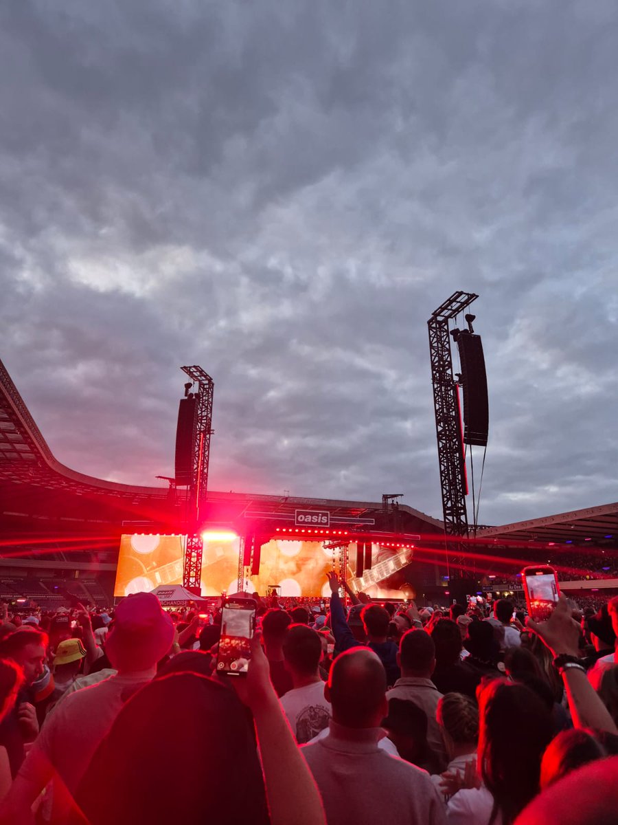 solidtodd87's tweet photo. Biblical photo from Oasis@Murrayfield

📸 credits: @marcoktid93 https://t.co/a4W6txJ6l7