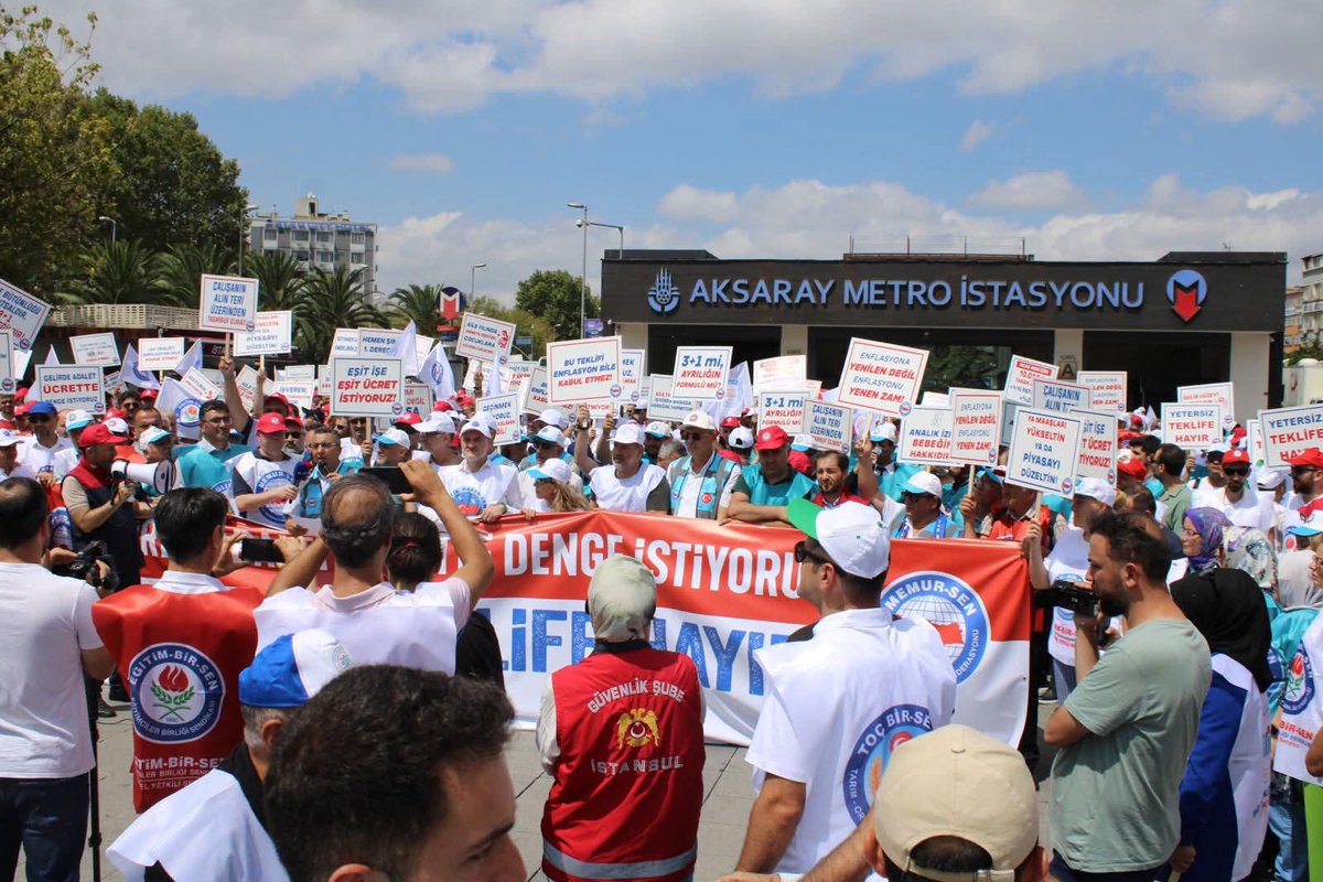 ErmisErol's tweet photo. YETERSİZ TEKLİFİ PROTESTO ETTİK

Memur-Sen İstanbul İl Başkanlığı olarak bugün saat 12.30'da Aksaray metro istasyonu önünde kitlesel basın açıklaması yaparak hükümetin 2026 -  2027 yılları için kamu görevlilerine teklif ettiği yetersiz zammı protesto ettik. 

Memur-Sen genel merkezimizin talimatları doğrultusunda eylemlerimiz sürecek, hakkımızı alıncaya kadar mücadeleye devam edeceğiz.

#YetersizTeklifeHayır
@tcbestepe 
@HMBakanligi 
@csgbakanligi