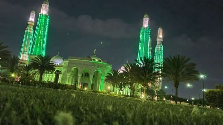 جامع الشعب يكتسي ثوبه الأخضر
لبيك يارسول الله