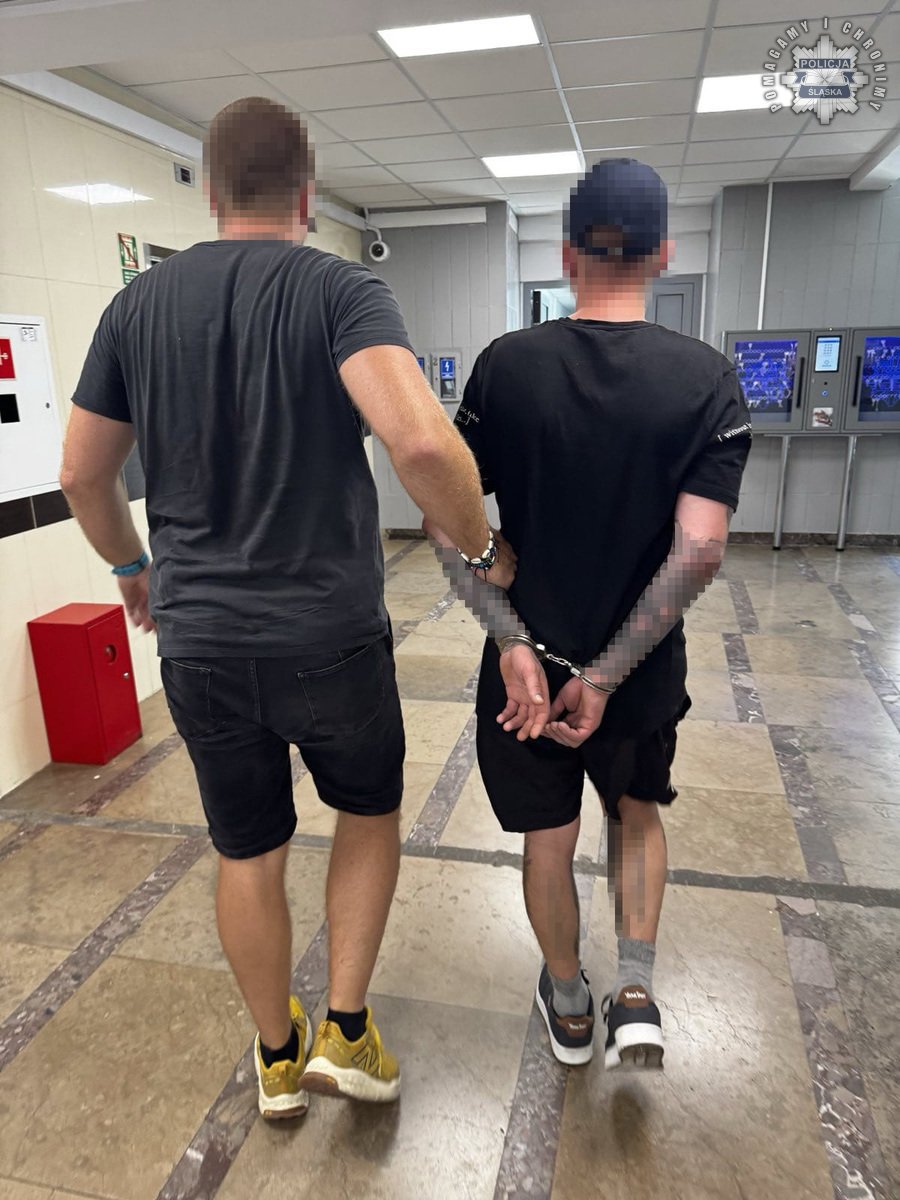 🚨 Łowcy głów w akcji! 🚨
Policjanci z Zespołu Poszukiwań Celowych KWP w Katowicach kolejny raz udowodnili, że dla nich nie ma granic ani miejsc, w których mogliby się ukryć groźni przestępcy. Dzięki ich pracy w ostatnim czasie zatrzymano dwóch wyjątkowo niebezpiecznych mężczyzn