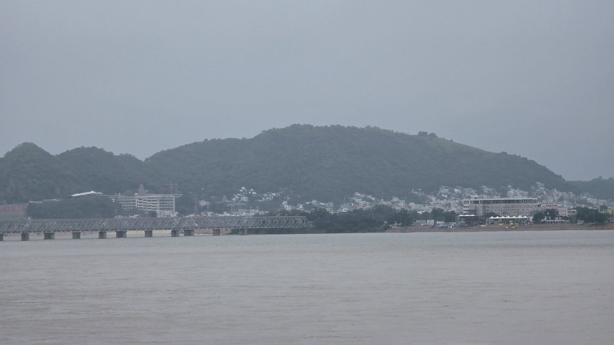 saipriyanka124's tweet photo. 🌧️ Prakasam Barrage roaring, Krishna river in full swing & #Vijayawada wrapped in rain’s embrace! 🌊☔
City roads turning into mini canals — stay safe & enjoy the monsoon magic from home. 💙
#VijayawadaRains #PrakasamBarrage #AndhraWeather
#heavyrains #Floods #AP https://t.co/ekQsNWkh03