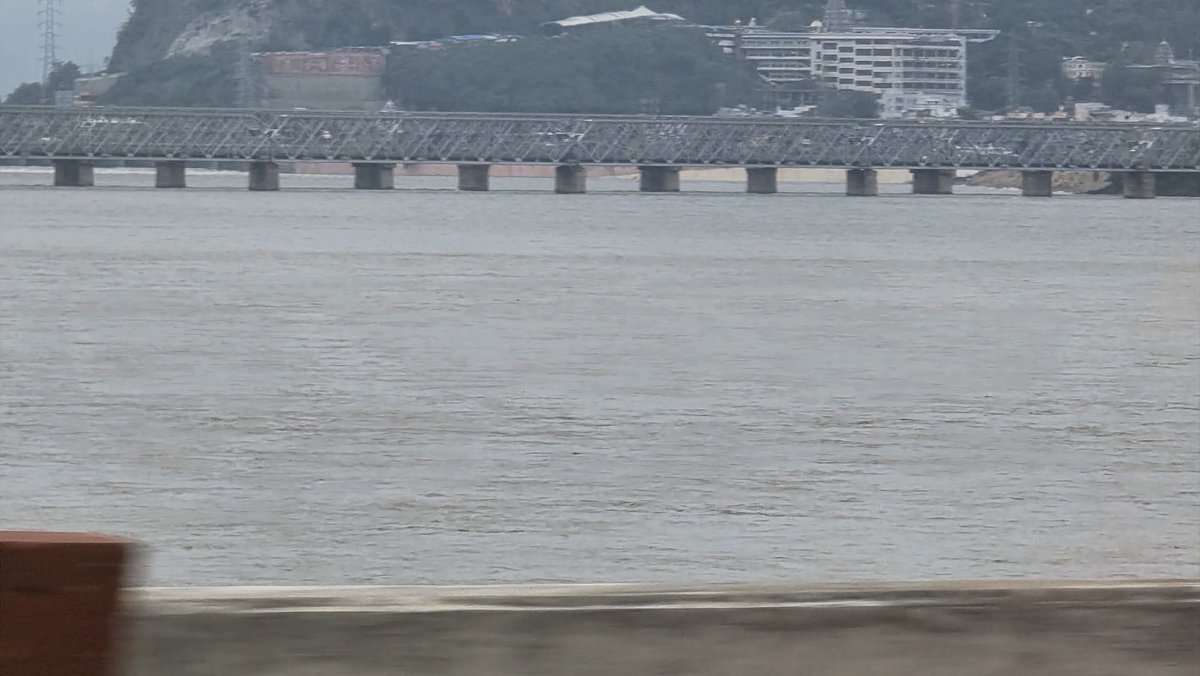 saipriyanka124's tweet photo. 🌧️ Prakasam Barrage roaring, Krishna river in full swing & #Vijayawada wrapped in rain’s embrace! 🌊☔
City roads turning into mini canals — stay safe & enjoy the monsoon magic from home. 💙
#VijayawadaRains #PrakasamBarrage #AndhraWeather
#heavyrains #Floods #AP https://t.co/ekQsNWkh03