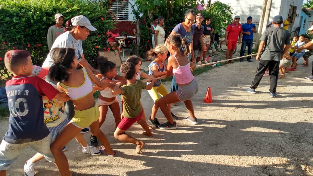 AndreiArmasBra6's tweet photo. Calles y plazas sirven de escenarios para actividades de recreación sana con niños y jóvenes en el #VeranoSiempreJoven . Un reconocimiento a todos los que hacen posible estás actividades. @AlexisLorente74 ,@DeivyPrezMartn1 , @DiazCanelB  @naimatrujillob , #SanctiSpíritusEnMarcha https://t.co/WaEk04k4xa