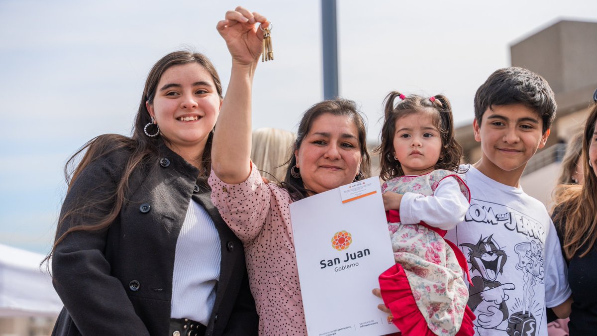 260 familias, un mismo sueño cumplido.🔑❤️
El barrio Los Molinos en Capital comienza a escribir nuevas historias y proyectos de vida.🥰✨
Construimos futuro juntos y una provincia mejor.☀️