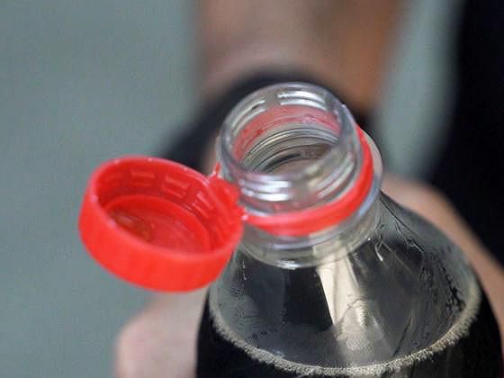 gummes_defasel's tweet photo. Ich war letztens dienstlich 3 h mit dem Auto unterwegs und hatte so eine #PET Flasche dabei. Natürlich habe ich mir, wie #Söder, gleich den #Deckel in beide Augen gerammt.
Aber hey, ich hab die restl. 2,5 h Fahrt quasi blind und unfallfrei zurück gelegt 😜 https://t.co/Ejllmpbont