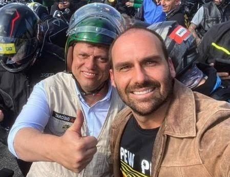 PedroRonchi2's tweet image. Tarcísio está cobrando que o Lula ligue para o Trump, mas por que eles não liga para o Eduardo Bolsonaro e manda parar de ser lesa Pátria?