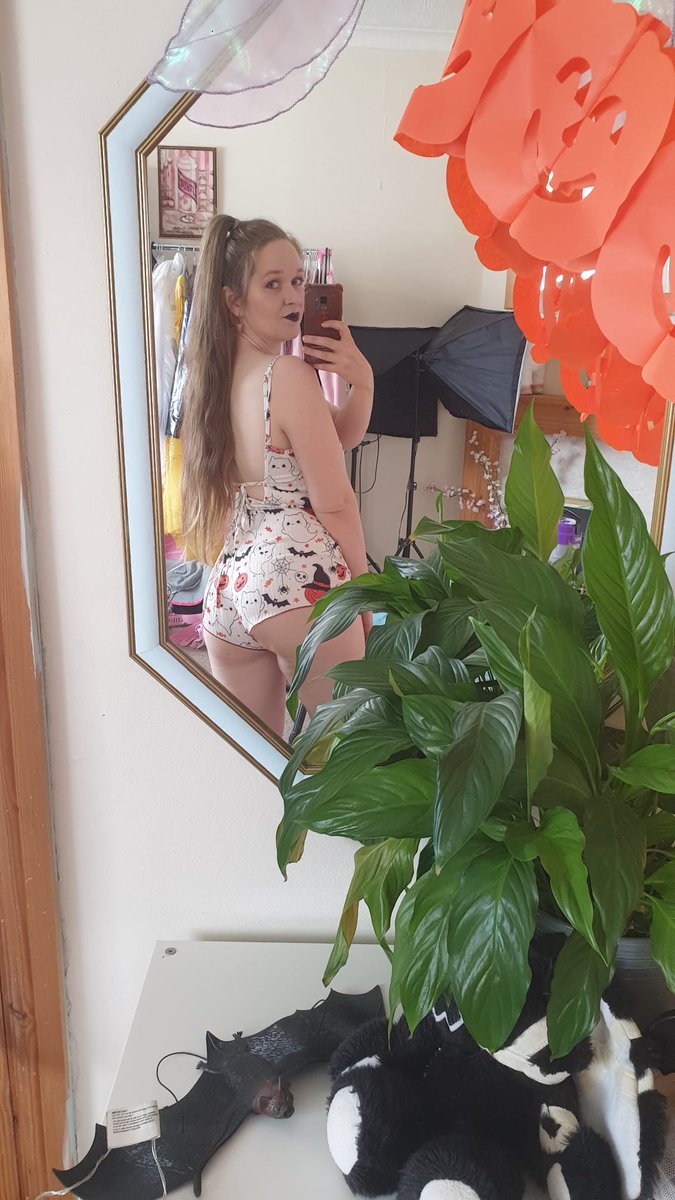 Yeah it's not halloween YET but I felt like dressing up