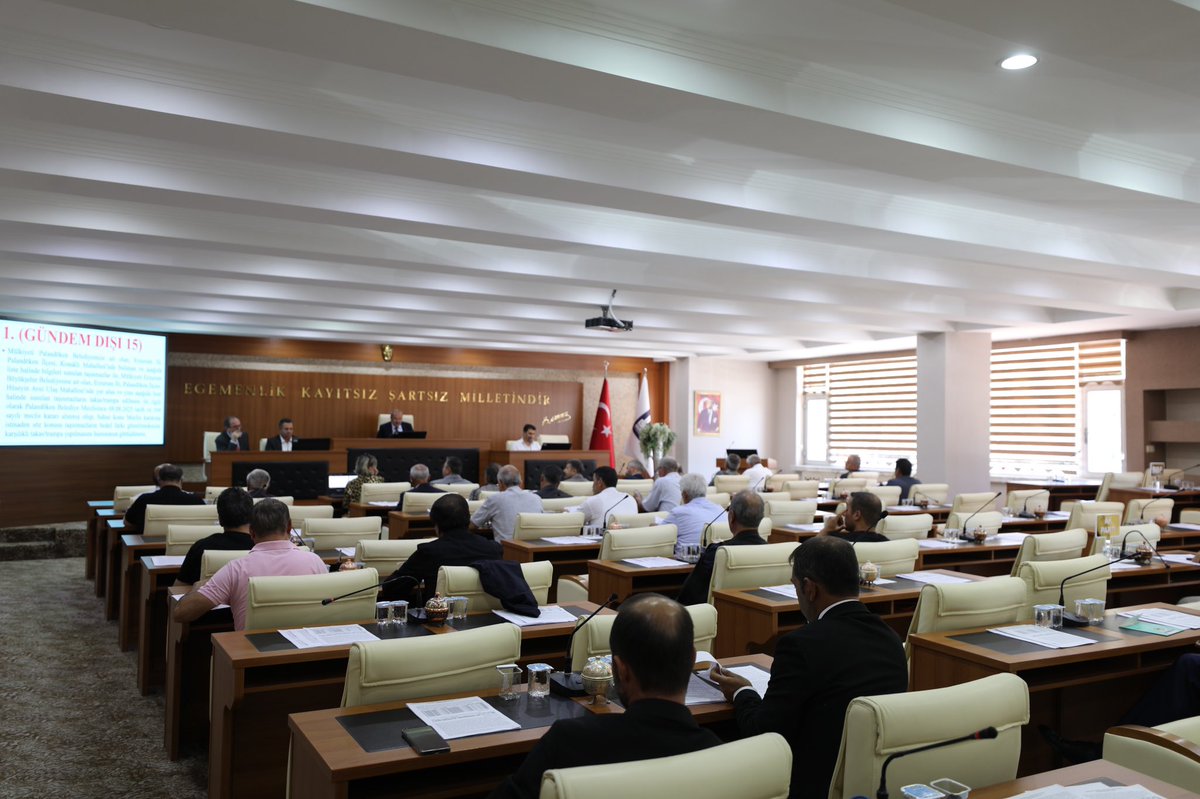 Erzurum Büyükşehir Belediyesi Meclisimizin Ağustos ayı ikinci toplantısını, Meclis Başkanvekilimiz Mehmet Akarsu'nun başkanlığında gerçekleştirdik.

Şehrimizin geleceğini ilgilendiren önemli konuları istişare ettiğimiz toplantımıza katkı sunan tüm meclis üyelerimize teşekkür
