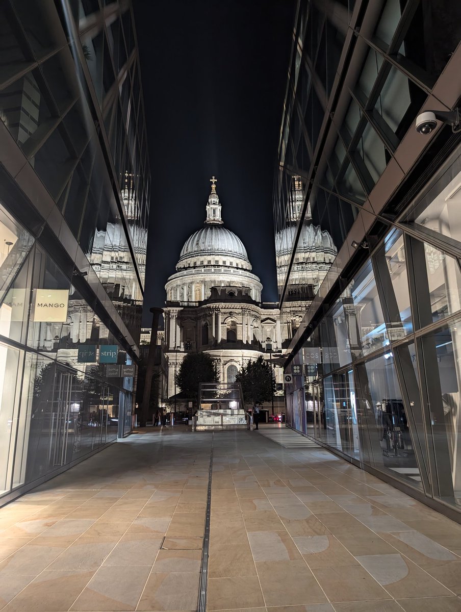 HibsCodes's tweet photo. Nothing beats a night walk through the London https://t.co/TMJ3ZY4zcI
