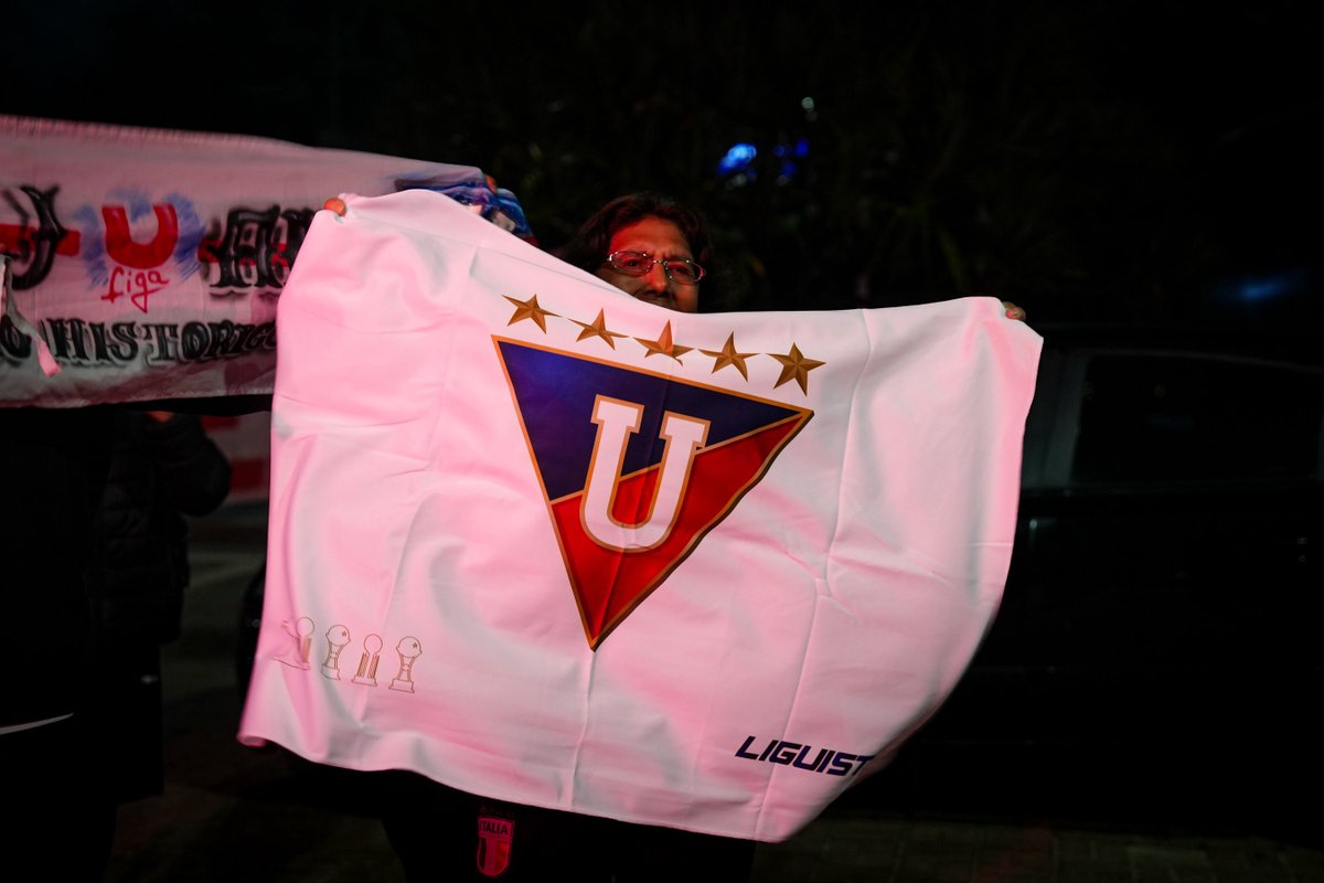 LDU_Oficial's tweet photo. ¡Gracias por recibirnos así, liguistas! 🤩 🇧🇷 

#VamosLIGA #ConTODO https://t.co/v9uwvCd1sp