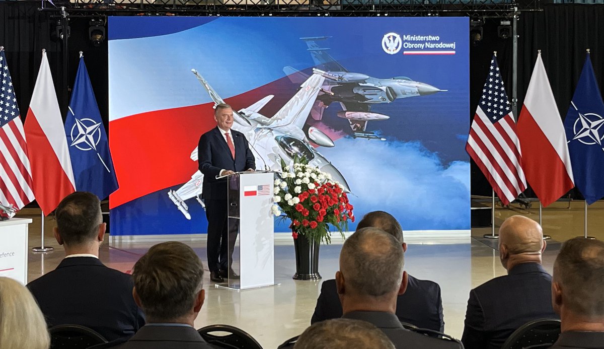 Ministerstwo Obrony Narodowej 🇵🇱 (@mon_gov_pl) on Twitter photo Wiceminister <a href="/pawelbejda/">Paweł Bejda</a>: to już 20 lat jak samoloty F16 strzegą naszego nieba. Dzisiejsze działania kierownictwa MON to kontynuacja misji, jakie zadało nam państwo polskie, żeby m. in. wzmacniać zdolności wojska (…) mamy zdolności technologiczne i nabędziemy nowe zdolności, Wiceminister <a href="/pawelbejda/">Paweł Bejda</a>: to już 20 lat jak samoloty F16 strzegą naszego nieba. Dzisiejsze działania kierownictwa MON to kontynuacja misji, jakie zadało nam państwo polskie, żeby m. in. wzmacniać zdolności wojska (…) mamy zdolności technologiczne i nabędziemy nowe zdolności,