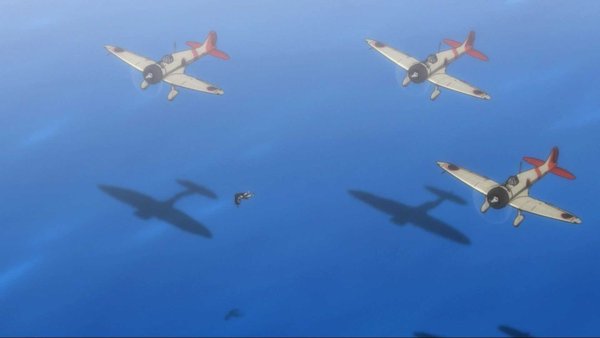 このコロンコロン転げ回ってる250ポンド爆弾(約120㎏爆弾)がシャーリーが持つとこのサイズだし。人間は航空機よりはるかに小さいし。10代の少女は屈強な兵隊よりさらに小さいのである。>RT 