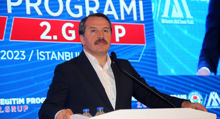 Kamu işçilerinin Kamu Çerçeve Protokolü (KÇP) süreci hâlâ bir muamma, Toplu İş Sözleşmesi (TİS) görüşmeleri belirsizlik sarmalında kaybolmuşken, Memur-Sen Genel Başkanı Ali Yalçın’ın, memurların TİS sürecine aylar varken zam taleplerini yüksek perdeden dile getirmesi, kamuoyunda